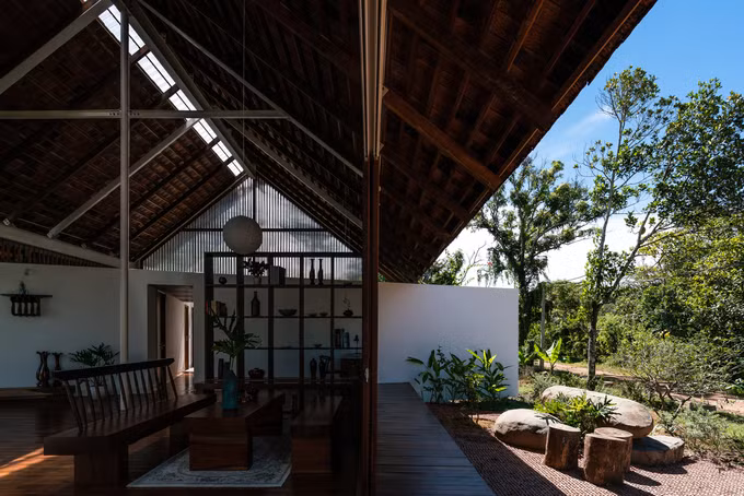 Ngôi nhà Đắk Lắk có 3 góc thò ra khỏi mái