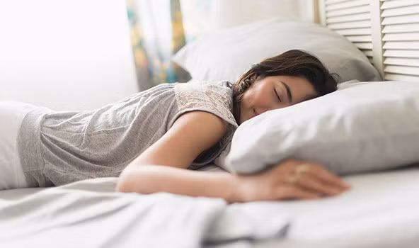 Từ những ca bệnh bị hỏng mắt, các nhà khoa học khuyến cáo người dân cần từ bỏ ngay thói quen này khi ngủ - Ảnh 3.