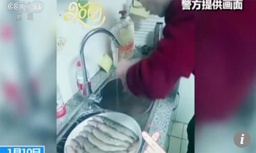 Đĩa cá nấu cho cha mẹ ăn không ngờ gây họa cho cặp vợ chồng trẻ. Ảnh: CCTV.