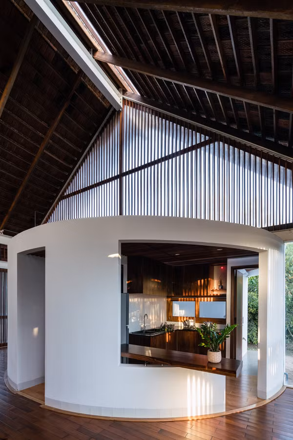 Ngôi nhà Đắk Lắk có 3 góc thò ra khỏi mái