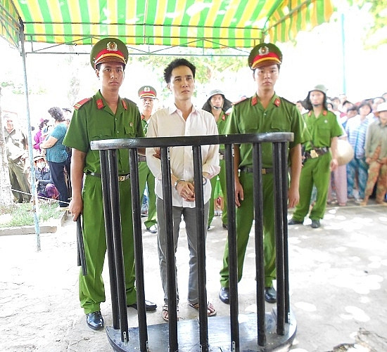 bi kich cua nguoi dan ong sat hai tinh dich