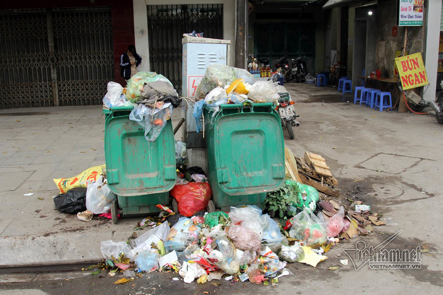 Dân phong tỏa bãi rác Nam Sơn, Hà Nội rác ngập đầy đường ảnh 12 Dan phong toa bai rac Nam Son, Ha Noi rac ngap day duong hinh anh 12