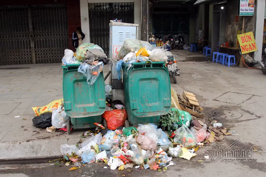 Dan phong toa bai rac Nam Son, Ha Noi rac ngap day duong hinh anh 12