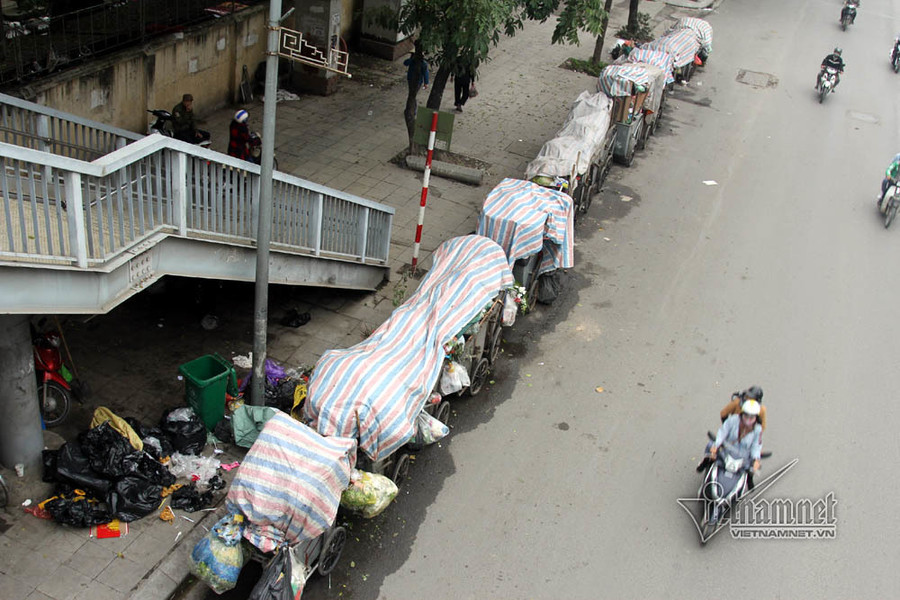 Dân phong tỏa bãi rác Nam Sơn, Hà Nội rác ngập đầy đường ảnh 13 Dan phong toa bai rac Nam Son, Ha Noi rac ngap day duong hinh anh 13