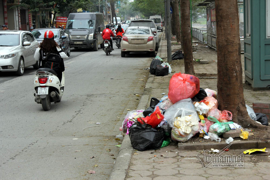 Dân phong tỏa bãi rác Nam Sơn, Hà Nội rác ngập đầy đường ảnh 16 Dan phong toa bai rac Nam Son, Ha Noi rac ngap day duong hinh anh 16