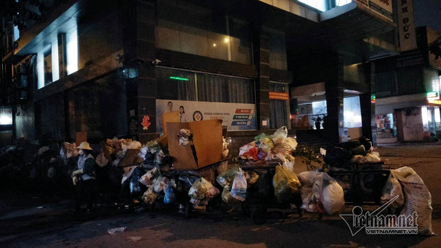 Dân phong tỏa bãi rác Nam Sơn, Hà Nội rác ngập đầy đường ảnh 18 Dan phong toa bai rac Nam Son, Ha Noi rac ngap day duong hinh anh 18