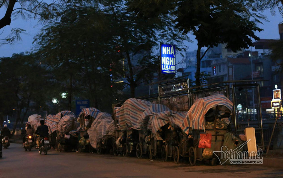 Dân phong tỏa bãi rác Nam Sơn, Hà Nội rác ngập đầy đường ảnh 17 Dan phong toa bai rac Nam Son, Ha Noi rac ngap day duong hinh anh 17