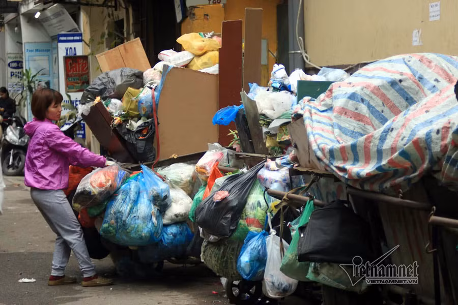 Dan phong toa bai rac Nam Son, Ha Noi rac ngap day duong hinh anh 9