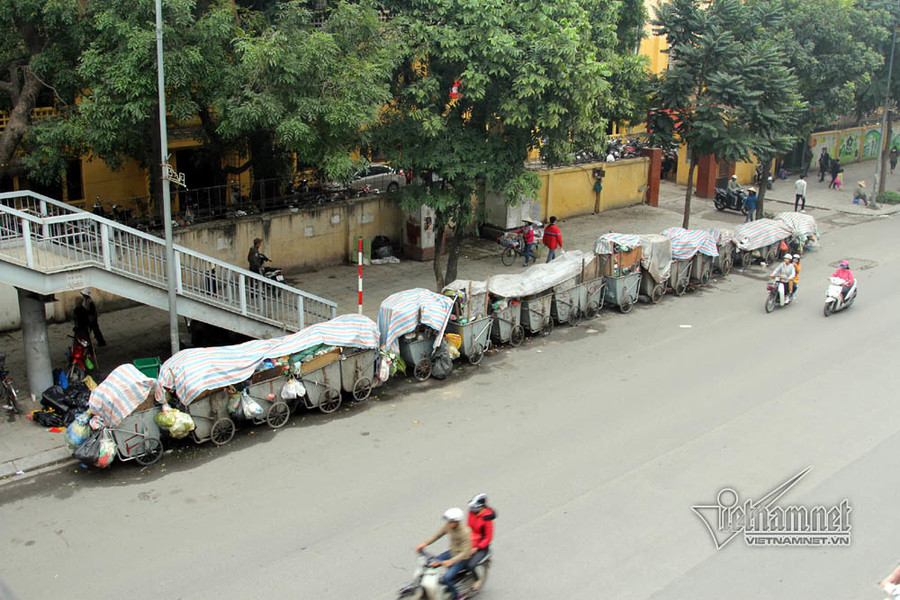 Dân phong tỏa bãi rác Nam Sơn, Hà Nội rác ngập đầy đường ảnh 14 Dan phong toa bai rac Nam Son, Ha Noi rac ngap day duong hinh anh 14
