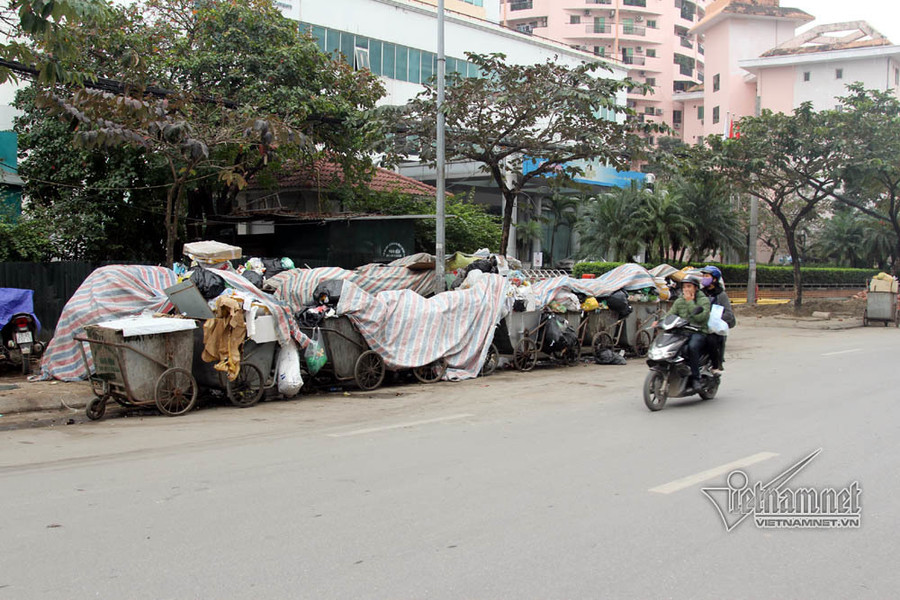Dân phong tỏa bãi rác Nam Sơn, Hà Nội rác ngập đầy đường ảnh 11 Dan phong toa bai rac Nam Son, Ha Noi rac ngap day duong hinh anh 11