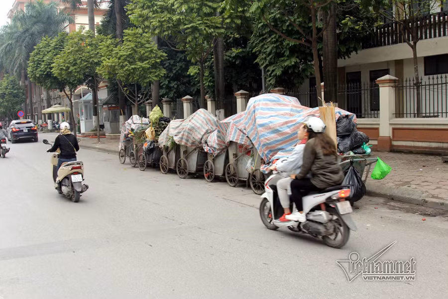 Dan phong toa bai rac Nam Son, Ha Noi rac ngap day duong hinh anh 10