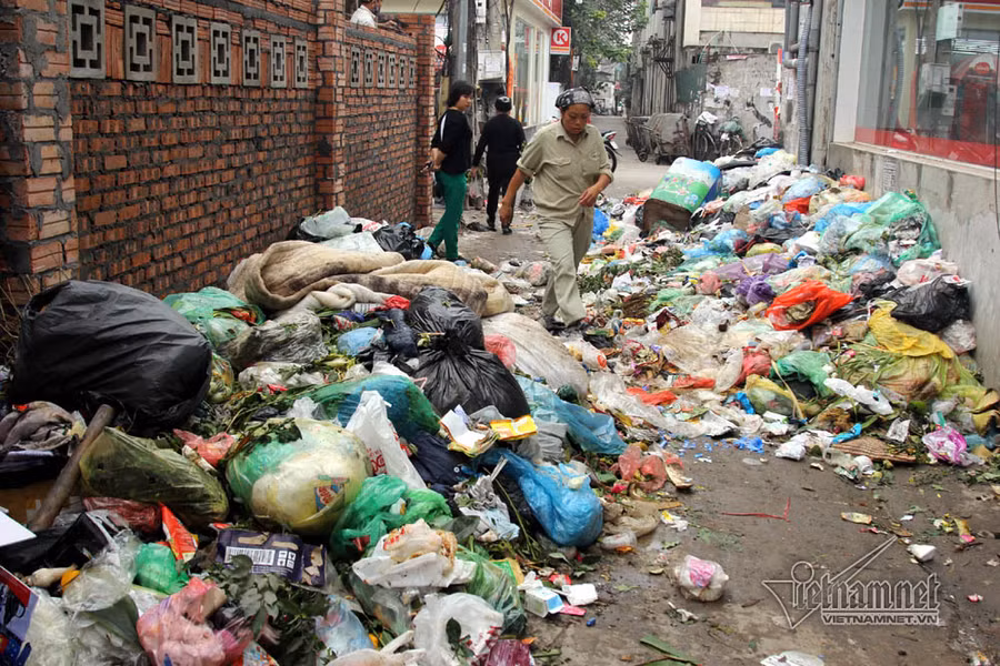 Dan phong toa bai rac Nam Son, Ha Noi rac ngap day duong hinh anh 2