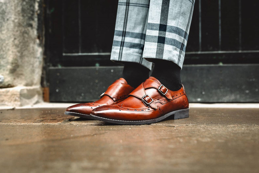 Giày da là món đồ không thể thiếu đối với mọi nam giới. Ảnh: Bells Shoes. 6 cach giup dan ong hap dan phu nu hon bang dang ve ben ngoai hinh anh 5