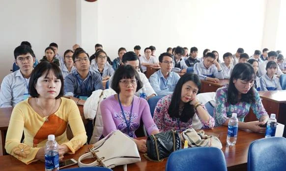 Các giáo viên coi thi và học sinh tại Lễ khai mạc