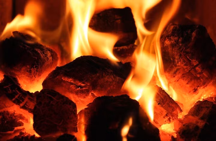 Vì sao nhiều người đi trên than hồng nhưng không bị bỏng?