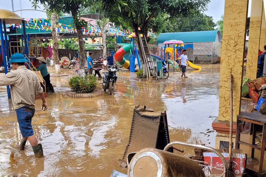 Sân Trường Mầm non xã Châu Thắng, huyện Quỳ Châu ngập chìm trong bùn non sau lũ. (Ảnh: Phạm Tâm).