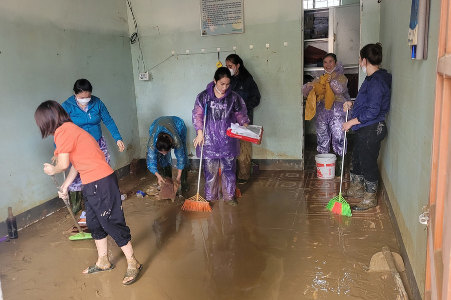 Giáo viên ở huyện Quỳ Châu đang cào bùn ra khỏi phòng học. (Ảnh: Phạm Tâm) Giáo viên ở huyện Quỳ Châu đang cào bùn ra khỏi phòng học. (Ảnh: Phạm Tâm)