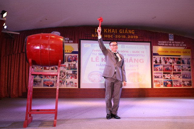 TS. Vũ Khắc Chương - Chủ tịch Hội đồng Quản trị, Hiệu trưởng nhà trường đánh trống khai giảng năm học mới