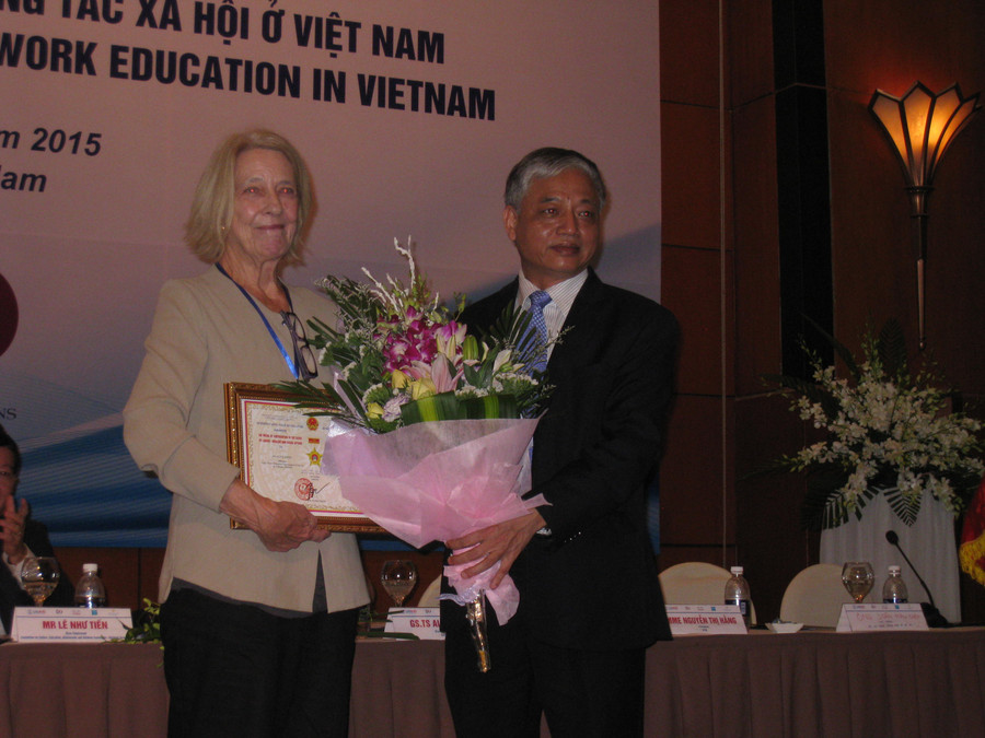 Thứ trưởng Bộ LĐ-TB&XH Doãn Mậu Diệp trao tặng GS Alice Hines , Giám đốc dự án Kỷ niệm chương Vì sự nghiệp LĐXH.