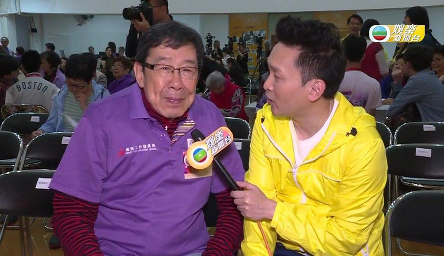 Tuổi cao, sức khỏe không còn tốt, nhưng Hồ Phong vẫn chăm chỉ đóng từ 1 đến 2 phim mỗi năm. Những tác phẩm có sự tham gia của ông có thể kể đến Kim ngọc mãn đường, Quyền vương, On Call 36h, Bàn tay nhân ái, Độc tâm thần thám, Phú quý môn, Đao hạ lưu nhân... Hồ Phong góp mặt trong The Offliners - bộ phim dự kiến phát sóng vào năm 2019 nhưng tạm hoãn vì bê bối của Hoàng Tâm Dĩnh. Dự án mới nhất mà nam diễn viên tham gia là Girlie Days. Ảnh: Twitter: Cac dien vien TVB o tuoi