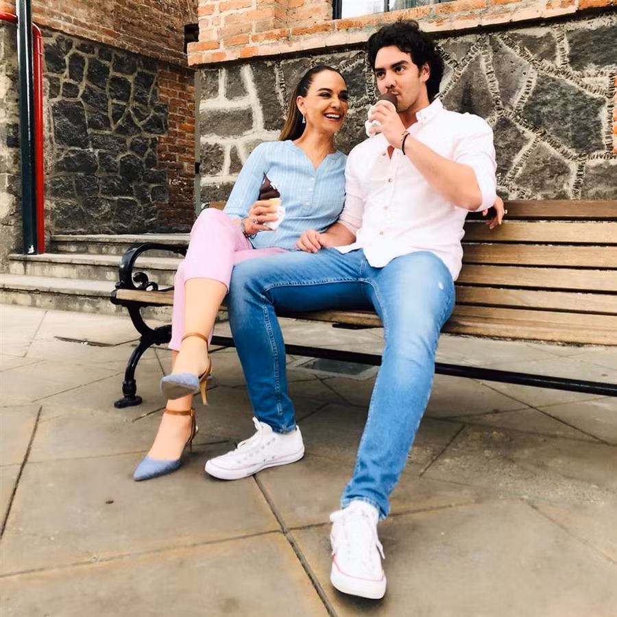 Mẹ là Hoa hậu Hoàn vũ tuyệt sắc nên con trai cũng đẹp tựa nam thần trong tranh-13