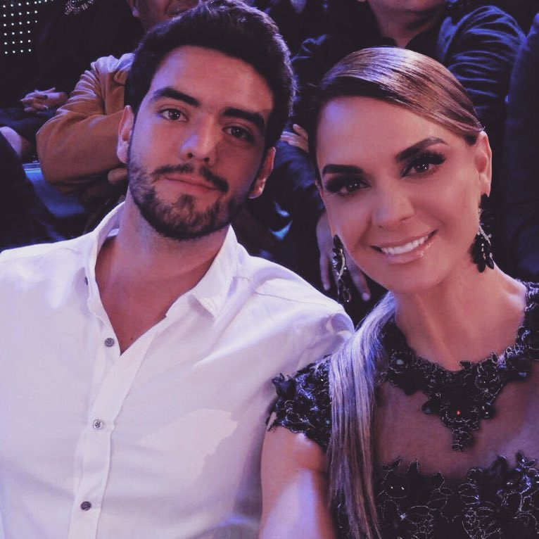 Mẹ là Hoa hậu Hoàn vũ tuyệt sắc, con trai cũng đẹp tựa nam thần ảnh 10 Mẹ là Hoa hậu Hoàn vũ tuyệt sắc nên con trai cũng đẹp tựa nam thần trong tranh-10