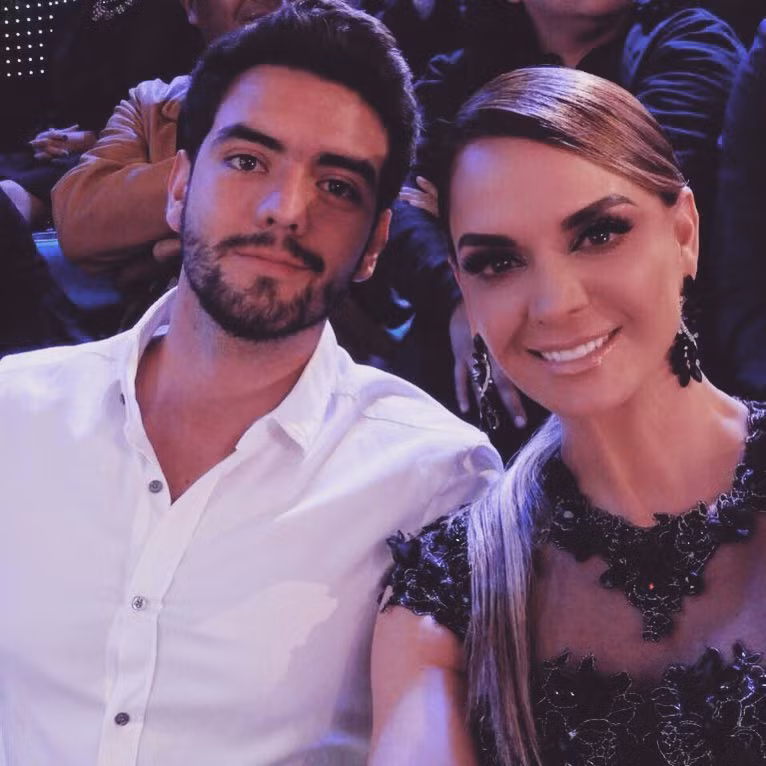 Mẹ là Hoa hậu Hoàn vũ tuyệt sắc nên con trai cũng đẹp tựa nam thần trong tranh-10