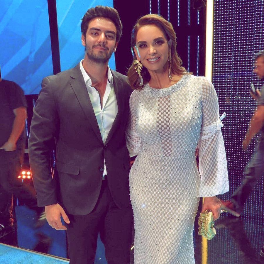 Mẹ là Hoa hậu Hoàn vũ tuyệt sắc, con trai cũng đẹp tựa nam thần ảnh 11 Mẹ là Hoa hậu Hoàn vũ tuyệt sắc nên con trai cũng đẹp tựa nam thần trong tranh-11