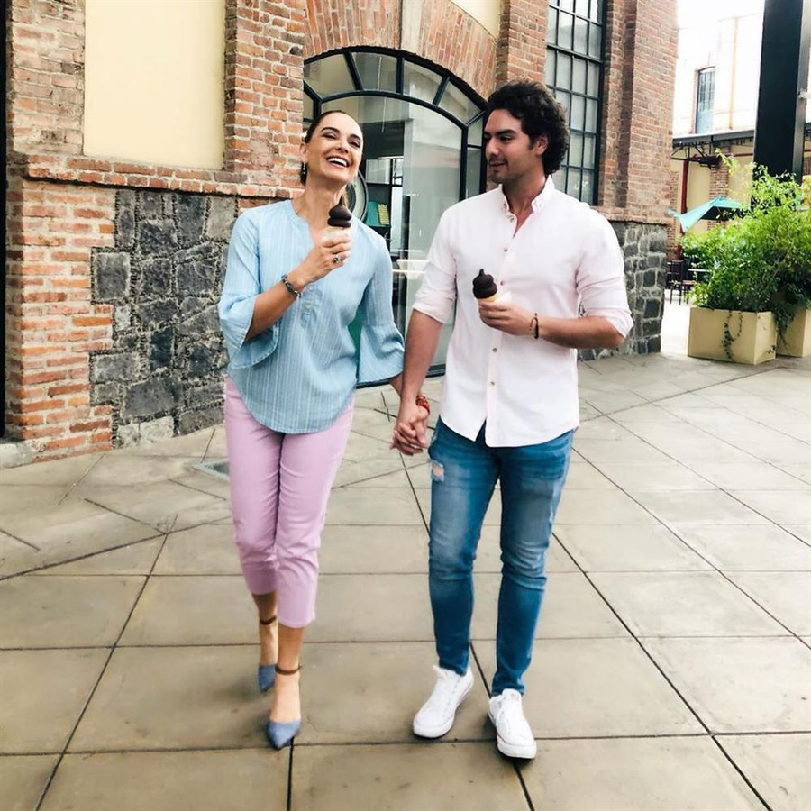 Mẹ là Hoa hậu Hoàn vũ tuyệt sắc, con trai cũng đẹp tựa nam thần ảnh 12 Mẹ là Hoa hậu Hoàn vũ tuyệt sắc nên con trai cũng đẹp tựa nam thần trong tranh-12