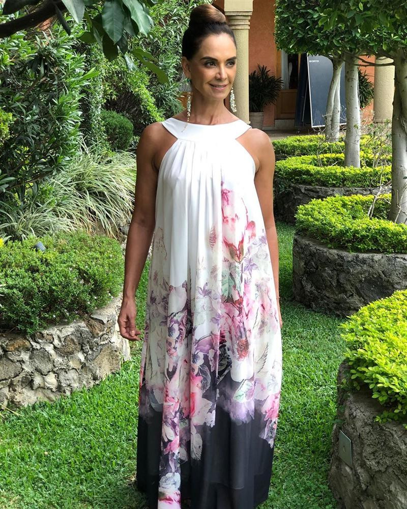 Mẹ là Hoa hậu Hoàn vũ tuyệt sắc, con trai cũng đẹp tựa nam thần ảnh 4 Mẹ là Hoa hậu Hoàn vũ tuyệt sắc nên con trai cũng đẹp tựa nam thần trong tranh-4