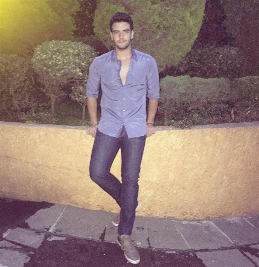 Mẹ là Hoa hậu Hoàn vũ tuyệt sắc, con trai cũng đẹp tựa nam thần ảnh 18 Mẹ là Hoa hậu Hoàn vũ tuyệt sắc nên con trai cũng đẹp tựa nam thần trong tranh-18