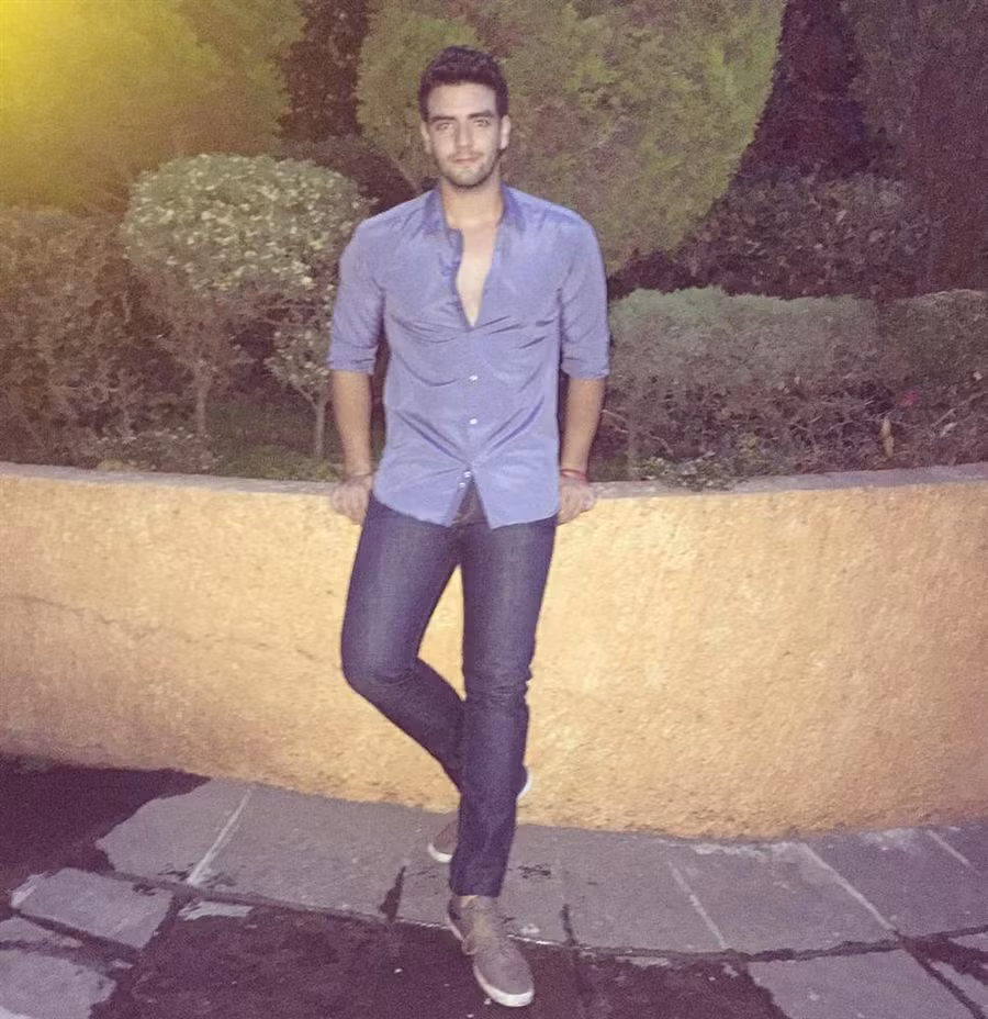 Mẹ là Hoa hậu Hoàn vũ tuyệt sắc nên con trai cũng đẹp tựa nam thần trong tranh-18