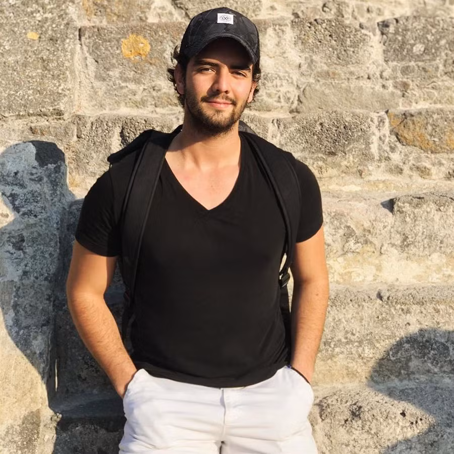 Mẹ là Hoa hậu Hoàn vũ tuyệt sắc nên con trai cũng đẹp tựa nam thần trong tranh-16