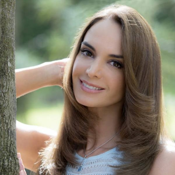 Mẹ là Hoa hậu Hoàn vũ tuyệt sắc, con trai cũng đẹp tựa nam thần ảnh 3 Mẹ là Hoa hậu Hoàn vũ tuyệt sắc nên con trai cũng đẹp tựa nam thần trong tranh-3