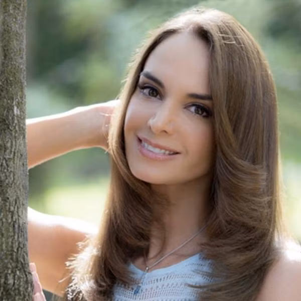 Mẹ là Hoa hậu Hoàn vũ tuyệt sắc nên con trai cũng đẹp tựa nam thần trong tranh-3