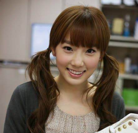 2. Taeyeon (SNSD): Xếp hạng ngay sau tiền bối Lee Hyori là nghệ sĩ nổi tiếng của công ty SM Entertainment - Kim Taeyeon. Cô là trưởng nhóm Girls" Generation (SNSD) - nhóm nhạc quốc dân Hàn Quốc. Ngay từ lúc mới ra mắt, nàng ca sĩ sinh năm 1989 được đánh giá rất cao nhờ giọng hát đầy nội lực của mình. 5 nu than tuong noi tieng nhat lich su Kpop hinh anh 4