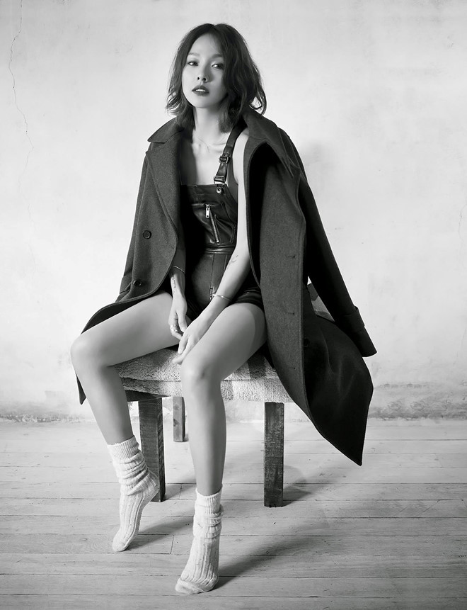 Không chỉ có tài năng về âm nhạc, giọng ca Bad Girl còn là diễn viên, người mẫu, người dẫn chương trình được khán giả mến mộ. Dù đã ở tuổi 40, nàng ca sĩ sinh năm 1979 vẫn sở hữu nhan sắc và thần thái đỉnh cao mà hầu như không hậu bối nào có thể vượt qua. Đến nay, Lee Hyori vẫn được mệnh danh là biểu tượng gợi cảm xứ Kim Chi. 5 nu than tuong noi tieng nhat lich su Kpop hinh anh 2