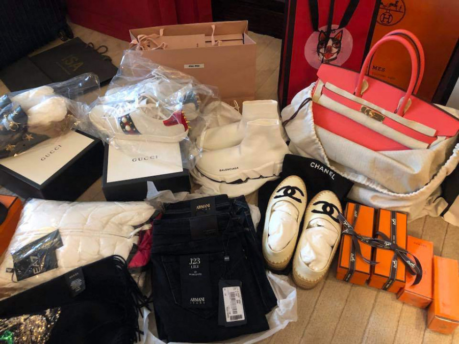 Kho hàng hiệu của Mai Phương Thúy khiến nhiều người sửng sốt. Người đẹp chia sẻ vì mua quá nhiều mà có những món đồ cô quên không dùng tới. 
