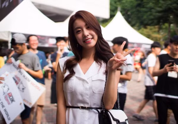 Bạn gái kém 17 tuổi của So Ji Sub hóa ra lại cực kỳ nổi tiếng tại Hàn Quố