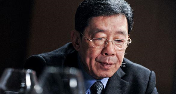 Hồ Phong (sinh năm 1932): Hồ Phong từng thủ vai nam chính trong các phim truyền hình lẫn điện ảnh Hong Kong vào những năm 1950, 1960. Sau đó, ông chấp nhận lùi về sau làm nền cho các vai chính trong phim TVB. Bạn xem đài quen thuộc với hình ảnh "ông bố hiền lành, mẫu mực" của Hồ Phong suốt 50 năm qua. Ảnh: Hkgolden. Cac dien vien TVB o tuoi