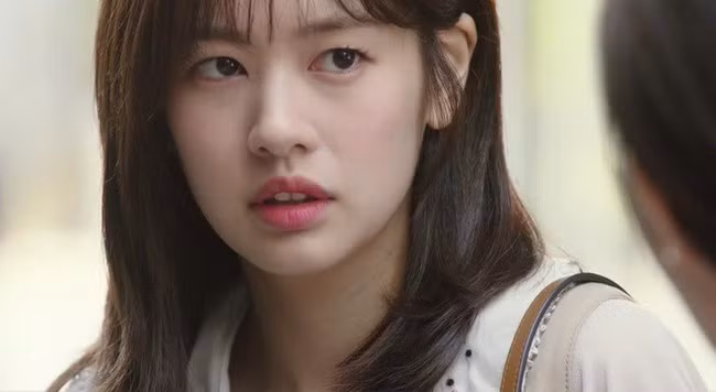 Đi ngang qua phòng bố mẹ chồng tương lai, tôi điếng người nghe được câu chuyện