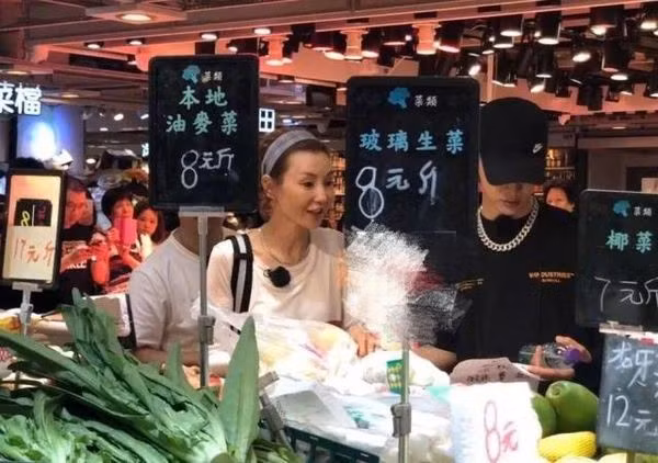 Sự nghiệp rực rỡ và nhan sắc khuynh thành thời kỳ vàng son của Trương Mạn Ngọc - Ảnh 15. Sự nghiệp rực rỡ và nhan sắc khuynh thành thời kỳ vàng son của Trương Mạn Ngọc - Ảnh 15.