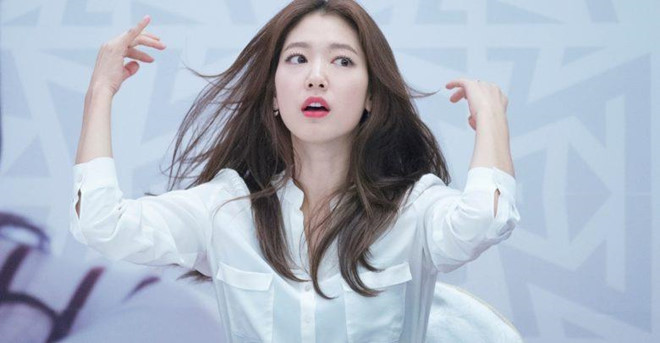 Park Shyn Hye: Nếu Đài Loan có Trần Kiều Ân từng được mệnh danh là "nữ hoàng phim thần tượng", Trung Quốc có Trịnh Sảng là "nữ hoàng thanh xuân" thì Hàn Quốc có "nữ hoàng mau nước mắt" Park Shyn Hye. Cô là nữ diễn viên thường hay hóa thân vào vai nữ chính con nhà nghèo, mau nước mắt, vươn lên vượt khó, luôn được nhiều chàng trai tốt săn đuổi. Điểm chung dễ nhận thấy nhất trong các dạng vai này là tính cách yếu đuối, nhẹ nhàng, trong sáng, khiến cho trái tim nam chính dễ động lòng. Có thể kể ra một loạt những vai diễn như thế trong Heartstrings, You’re Beautiful, Flower Boys Next Door... Khán giả vẫn chờ một sự đổi khác của Park Shyn Hye. Nhung my nhan bi che mot mau cua man anh Han Quoc hinh anh 4