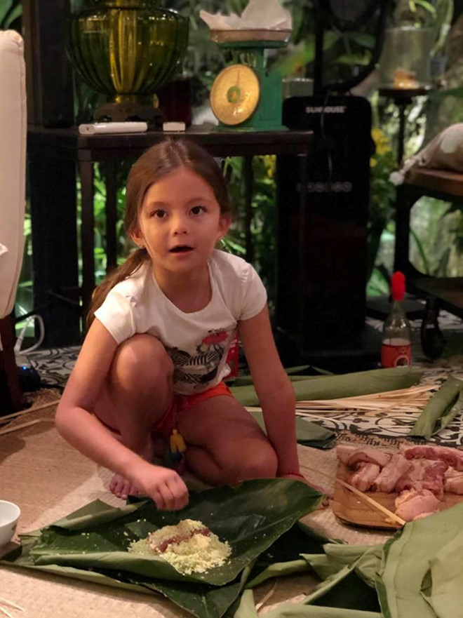 Học cách ca sĩ Hồng Nhung dạy con nói không với điện thoại, iPad ảnh 12 Vào dịp Tết Nguyên Đán, Hồng Nhung tổ chức gói bánh chưng. Tôm và Tép cũng được mẹ hướng dẫn làm bánh truyền thống.