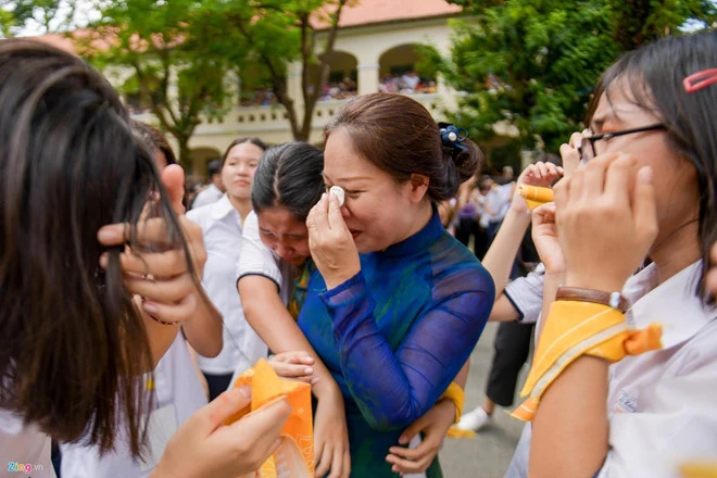 Cậu học sinh mang gà đến lớp và điểm 10 bất ngờ