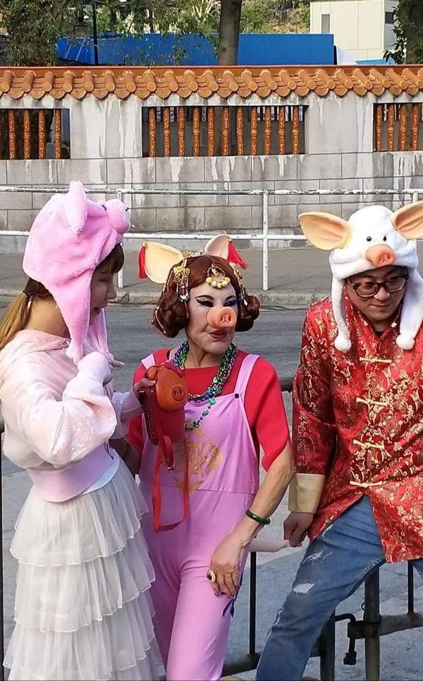 "Thảm họa thẩm mỹ Hong Kong" làm đủ nghề để kiếm sống ở tuổi U90 ảnh 4