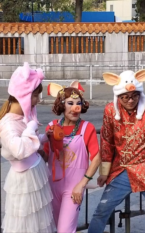 "Thảm họa thẩm mỹ Hong Kong" làm đủ nghề để kiếm sống ở tuổi U90 ảnh 4