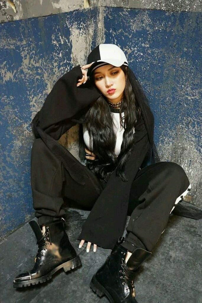 Nhờ hoạt động tích cực trong năm đầu tiên trở lại quê nhà, cựu thành viên Miss A đã nhận giải Nghệ sĩ đột phá của năm tại lễ trao giải The 5th YinYueTai V-Chart Awards (2017). Nhưng cô không duy trì được sức nóng quá lâu, hiếm khi được nhắc tới các lễ trao giải khác. Nhan sac goi cam cua cuu than tuong Kpop yeu con trai ty phu Singapore hinh anh 9