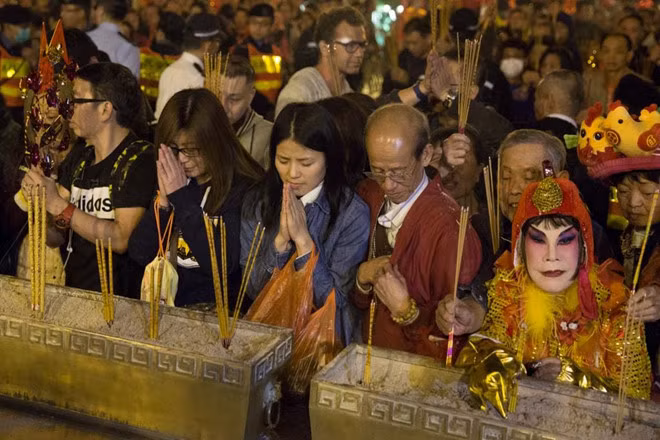 "Thảm họa thẩm mỹ Hong Kong" làm đủ nghề để kiếm sống ở tuổi U90 ảnh 6
