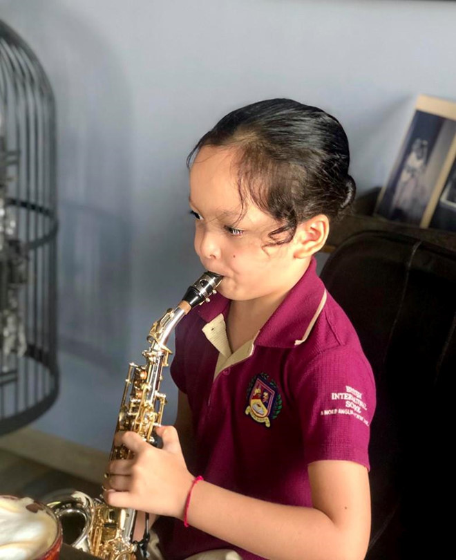 Học cách ca sĩ Hồng Nhung dạy con nói không với điện thoại, iPad ảnh 4 Theo nữ ca sĩ, quá trình chăm lo cho hai con tốt không chỉ dừng lại ở vật chất, tiền bạc, chị muốn bồi dưỡng, làm giàu cho tâm hồn của bé. Vì thế, từ nhỏ Hồng Nhung cho Tôm, Tép học đàn, đọc sách và sống gần gũi với thiên nhiên. Mới 7 tuổi nhưng cậu bé Tôm đã biết chơi đàn piano, violon. Gần đây, Tôm được nhạc sĩ Trần Mạnh Tuấn dạy saxophone.